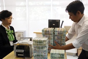 Tỷ giá USD đang chịu nhiều áp lực từ bên ngoài . Trong ảnh: giao dịch tại Link Vào Nhà Cái KL99 COM Tặng +199k Vietcombank. Ảnh: Đ.T