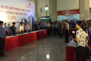 Tranh chấp giữa cư dân và chủ Kl99ok phiên bản mới chung cư Home City kéo dài nhiều tháng nay. Ảnh: Kim Đức