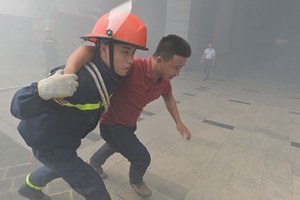 Công tác diễn tập xử lý cháy nổ ở các chung cư cần được tiến hành thường xuyên. ẢNH: Dũng Minh    