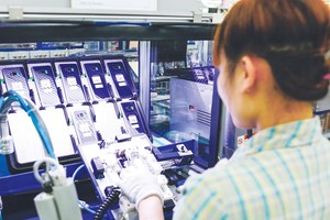 3 tháng đầu năm 2017, tổng vốn FDI vào Việt Nam là 7,7 tỷ USD, tăng 77,6% so với cùng kỳ năm 2016. Trong ảnh: Dây chuyền Kl994 nhà cái bóng đá world cup Samsung Galaxy S8 của Samsung Điện tử Thái Nguyên. Ảnh: Nguyên Đức