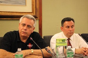 Ông Alfred J. Dimora, sáng lập kiêm Giám đốc điều hành Dimora Enterprises, LLC (áo đen) đặt mục tiêu Kl994 nhà cái bóng đá world cup 50.000 xe điện/năm tại Việt Nam.