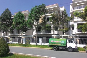 Những dự án Web Tổng Nhà Cái 99Kl99 Giải Trí Bậc Nhất trung tâm Long An vắng bóng người. Ảnh: Gia Huy