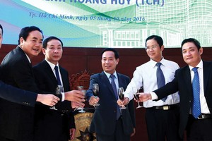 Doanh nhân Đỗ Hữu Hậu (thứ nhất từ trái sang) đã trở thành "cánh tay phải" của cha, ông Đỗ Hữu Hạ (đứng thứ ba từ trái sang), Chủ tịch TCH và HHS  