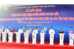 Thủ tướng Kl993 ưu đãi thưởng hấp dẫn cùng lãnh đạo 6 địa phương bấm nút khởi động dự án. Ảnh: Thanh Tân.