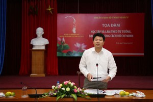 Đồng chí Mai Ngọc Bích, Vụ trưởng, Phó Bí thư thường trực Đảng ủy cơ quan Bộ Kế hoạch và Kl99ok phiên bản mới phát biểu tại Hội nghị