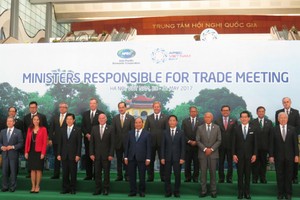Thủ tướng Nguyễn Xuân Phúc chụp ảnh cùng Bộ trưởng phụ trách thương mại các nền Kl992 cổng game cá cược thành viên APEC (Ảnh: K.T)