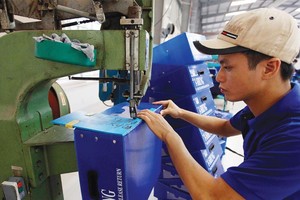 Kl994 nhà cái bóng đá world cup vỏ họp đựng linh kiện cho Samsung tại Công ty TNHH Thương mại và Dịch vụ Hiền Lê (Hải Dương). Ảnh: Đ.T