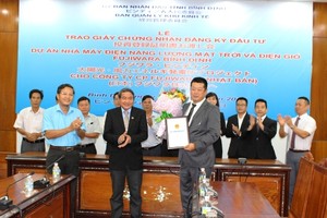 Ông Phan Cao Thắng, Phó Chủ tịch Thường trực UBND tỉnh Bình Định trao Giấy chứng nhận Kl99ok phiên bản mới cho ông Osamu Kimura, Chủ tịch Công ty Fujiwara Nhật Bản (Bên phải)