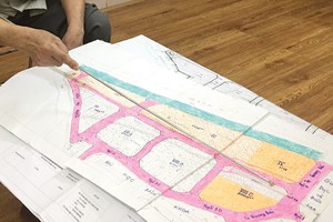 Người dân cho rằng, họ đang bị chủ Kl99ok phiên bản mới “biển thủ” 2 khu đất tái định, tự chỉnh trang nhà cửa tại chỗ theo quyết định phê duyệt dự án của UBND TP. Hà Nội