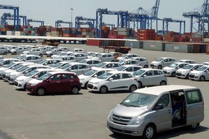 “Cơn lốc” giảm giá ô tô: Giảm cả trăm triệu vẫn còn... đắt
