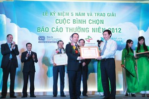 Tại Lễ kỷ niệm 5 năm Cuộc bình chọn năm 2012, ông Vương Đình Huệ trên cương vị 
Bộ trưởng Bộ Kl991.com nạp rút nhanh, đã đến chúc mừng các DN đạt giải, đồng thời trao kỷ niệm chương cho các thành viên Ban Tổ chức
