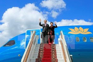 Chủ tịch nước Trần Đại Quang và Phu nhân đến sân bay Vnukovo 2. (Ảnh: Nhan Sáng/TTXVN)