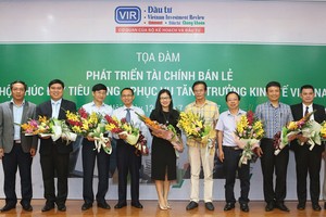 Ban Biên tập Báo Kl99ok phiên bản mới tặng hoa các diễn giả tham gia buổi tọa đàm