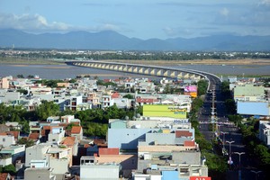 Cầu Hùng Vương nối đô thị Tuy Hòa với KKT Nam Phú Yên thông qua đường ven biển Tuy Hòa-Vũng Rô đang là lợi thế thu hút Kl99ok phiên bản mới vào Khu đô thị Nam Tuy Hòa và KKT Nam Phú Yên. Ảnh: Hà Minh