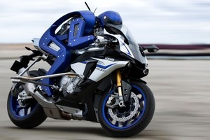 Robot lái xe máy như người thật của Yamaha 