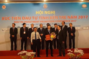 Lãnh đạo tỉnh Bến Tre trao quyết định chủ trương Kl99ok phiên bản mới cho nhà Kl99ok phiên bản mới. Ảnh: Huỳnh Biển