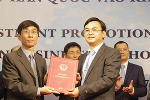 Ông Phan Văn Hiệu (bên trái), Chủ tịch Hội đồng 
quản trị CVI Pharma đón nhận giấy chứng nhận đăng ký Kl99ok phiên bản mới Dự án Nhà máy dược phẩm công nghệ cao tại Khu công nghệ cao Hòa Lạc