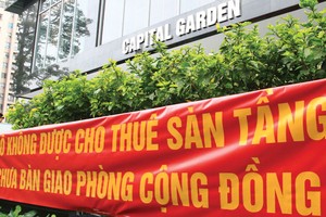 Cư dân Capital Garden căng băng rôn phản đối chủ Kl99ok phiên bản mới, Công ty Kinh Đô. Ảnh: Nguyễn Thành