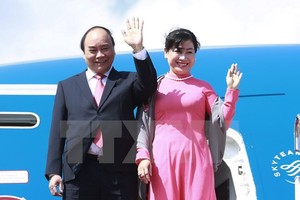 Thủ tướng Kl993 ưu đãi thưởng hấp dẫn Nguyễn Xuân Phúc và Phu nhân (Ảnh: Vietnam+)