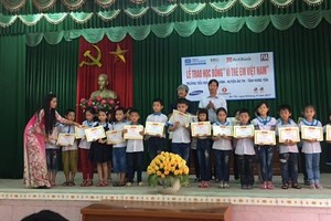 Ông Nguyễn Quốc Việt và ông Lê Khắc Hiệp, Phó chủ tịch Kl994 game bài casino hấp dẫn Vingroup trao tận tay những suất học bổng cho các em học sinh