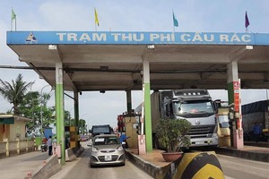 Xử lý tốt bất cập sẽ giúp dự án BOT KL99 là cổng game giải trí trực tuyến hàng đầu hiện nay tạo được sự đồng thuận, ủng hộ của người dân trên địa bàn đặt trạm thu phí. Trong ảnh: Thu  phí tại trạm Cầu Rác (Hà Tĩnh). Ảnh: Đức Thanh