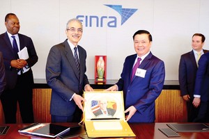Bộ trưởng Đinh Tiến Dũng tặng quà cho Tổ chức Finra, Tổ chức giữ gìn sự liêm chính trên thị trường 99Kl99 link đăng nhập Mỹ, trong chuyến xúc tiến Kl99ok phiên bản mới tại New York, tháng 7/2015 
