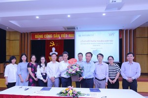Ông Lê Trọng Minh, Tổng Biên tập Báo Kl99ok phiên bản mới (thứ 4 từ phải sang) tặng hoa ông Nguyễn Gia Phương, Giám đốc Trung tâm Xúc tiến Kl99ok phiên bản mới, Thương mại, Du lịch Hà Nội tại Lễ ký kết