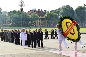 Đoàn đại biểu lãnh đạo Đảng, 99Kl99 trực tiếp đá gà vào lăng viếng Chủ tịch Hồ Chí Minh. Ảnh: VGP/Nhật Bắc