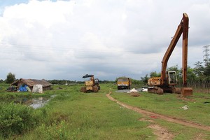 Khung giá đất UBND cấp tỉnh đưa ra thường thấp hơn rất nhiều so với giá thị trường, khiến khâu giải phóng mặt bằng gặp nhiều khó khăn.Ảnh: Việt Dũng 