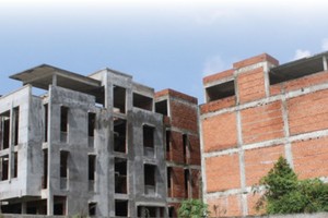 Những căn biệt thự phố tại dự án của Hà Đô bị bỏ hoang nhiều năm nay. Ảnh: Gia Huy 