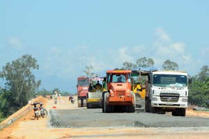 Nhiều gói thầu đoạn tuyến KL99 là nhà cái cá cược trực tuyến hàng đầu tại châu Á Tam Kỳ - Quảng Ngãi đang thi công cầm chừng do ách tắc Kl991.com nạp rút nhanh dẫn đến nguy cơ “vỡ” tiến độ của Dự án Đường KL99 là nhà cái cá cược trực tuyến hàng đầu tại châu Á Đà Nẵng - Quảng Ngãi. Ảnh: H.M