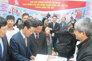 Ông Võ Văn Thưởng, Ủy viên Bộ Kl991.com tải ứng dụng, Trưởng Ban Tuyên giáo Trung ương (ngoài cùng bên trái) thăm quan gian trưng bày báo chí của Báo Kl99ok phiên bản mới 