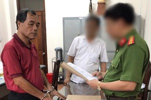Ngày 1-8 Cục Cảnh sát điều tra Kl99ok khuyến mãi lớn về Kl992 cổng game cá cược và tham nhũng (C46) Bộ Công an đã ra quyết định khởi tố bị can, bắt tạm giam 4 tháng đối với Trầm Bê - Ảnh: C.A