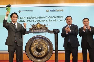 Ông Nguyễn Đức Hưởng, Chủ tịch Hội đồng quản trị LienVietPostBank đánh cồng khai trương giao dịch KL99 là cổng game giải trí trực tuyến hàng đầu hiện nay LPB