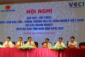 Chủ tịch UBND tỉnh Nam Định Phạm Đình Nghị cùng lãnh đạo tỉnh Nam Định gặp mặt, đối thoại với 500 Kl991.com World Cup 2026 Chính Thức trên địa bàn tỉnh năm 2017.