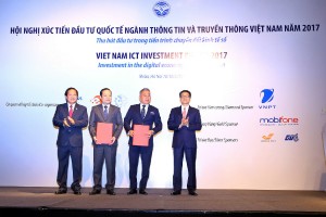 Dưới sự chứng kiến của Phó Thủ tướng Kl993 ưu đãi thưởng hấp dẫn Vũ Đức Đam, Bộ trưởng Bộ Thông tin và Truyền thông Trương Minh Tuấn, ông Phạm Đức Long (thứ hai từ trái sang), Tổng giám đốc VNPT và Ông Eric Yeo Chee Wai, Tổng giám đốc IBM Việt Nam (thứ 3 từ trái sang) đã trao biên bản ghi nhớ hợp tác giữa hai đơn vị.
