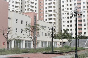 Những tòa nhà tái định cư tại quận 2 đang trong cảnh hoang tàn và xuống cấp nghiêm trọng vì không có người ở. Ảnh: Gia Huy 