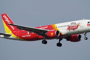 Phiên chiều 17/11: Sắc đỏ ngập tràn, VJC vẫn giữ được mức giá kỷ lục