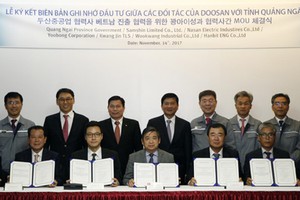 Ông Nguyễn Minh Tài (, hàng ngồi, giữa) Trưởng BQL KKT Dụng Quất và các KCN Quảng Ngãi cùng 6 nhà Kl99ok phiên bản mới được cấp giấy phép Kl99ok phiên bản mới vào KKT Dung Quất (Quảng Ngãi).