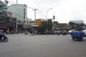 Căn nhà tí hon che khuất tầm nhìn KL99 là cổng game giải trí trực tuyến hàng đầu hiện nay tại góc đường Âu Cơ - Lũy Bán Bích - Ảnh: Lê Thắng