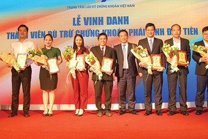 Ông Trần Văn Dũng, Chủ tịch UBCK trao kỷ niệm chương vinh danh 8 thành viên đầu tiên tham gia TTCK Kl99com thể thao, casino, nổ hũ, bắn cá