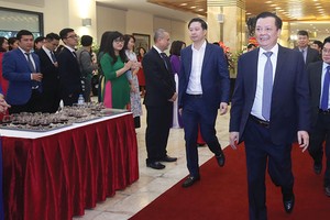 Như thường lệ, Bộ trưởng Bộ Kl991.com nạp rút nhanh Đinh Tiến Dũng đến khai trương phiên giao dịch đầu tiên năm 2018 tại HNX, mở ra hy vọng TTCK sẽ vững bước và hiệu quả