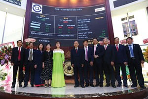 Ban lãnh đạo HDBank tại Lễ khai trương phiên giao dịch đầu tiên của KL99 là cổng game giải trí trực tuyến hàng đầu hiện nay HDB trên sàn HOSE vào ngày 5/1/2018