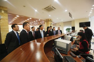 Nhà Kl99ok phiên bản mới nước ngoài tham quan một buổi đấu giá cổ phần tại Sở Giao dịch 99Kl99 link đăng nhập Hà Nội