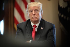 Trump đỡ vợ khỏi ngã vì đi giày cao gót