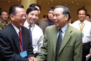 Thủ tướng Phan Văn Khải và các doanh nhân tại Hội nghị Thủ tướng Kl993 ưu đãi thưởng hấp dẫn gặp Kl991.com World Cup 2026 Chính Thức và Công bố Ngày Doanh nhân Việt Nam 13/10/2004.