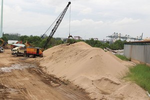 Cát tự nhiên ngày càng khan hiếm và dự báo đến năm 2020 sẽ không còn cát phục vụ cho hoạt động san lấp. Ảnh: Việt Dũng