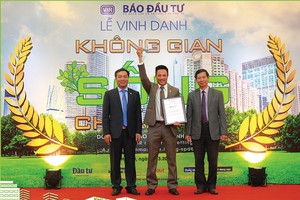 Ông Luk Ban La (giữa), Phó tổng giám đốc CTCP Kl99ok phiên bản mới và Xây dựng Phúc Khang nhận Cup vinh danh dự án Diamond Lotus Riverside