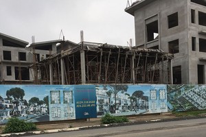 Đã quá 4 tháng kể từ quyết định đình chỉ thi công, chủ Kl99ok phiên bản mới dự án Khai Sơn Hill không xuất trình được giấy phép bổ sung, nhưng các biệt thự xây dựng không phép vẫn mặc nhiên tồn tại