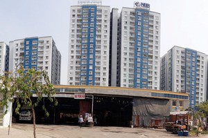 Chung cư Carina (quận 8, TP.HCM) có gắn thương hiệu NBB, nhưng khi vụ cháy xảy ra, Công ty NBB phủ nhận vai trò chủ Kl99ok phiên bản mới. Ảnh: Việt Dũng